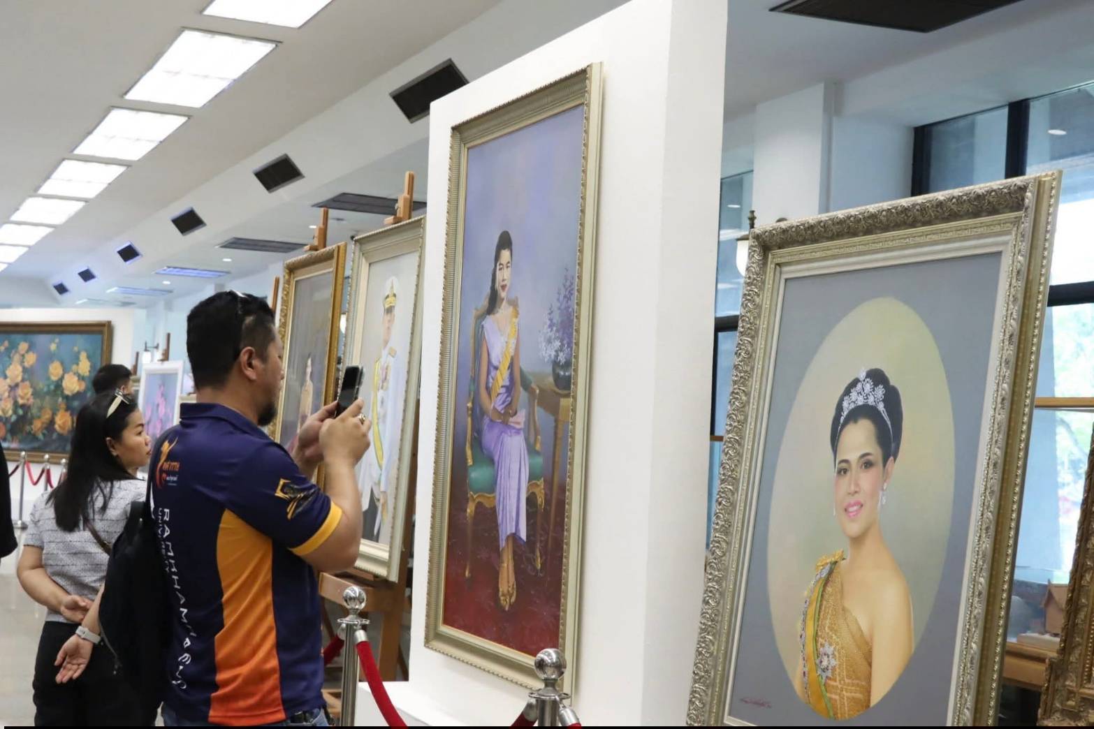 title - ผอ.ศพส. ให้การต้อนรับ คณะนักศึกษาโครงการรัฐประศาสนศาสตรมหาบัณฑิต รุ่นที่ 18 มหาวิทยาลัยรามคำแหง เข้าเยี่ยมชมแผนกฝึกอบรมทั้ง 12 แผนก และพื้นที่ภายในศูนย์ส่งเสริมและพัฒนาอาชีพเสริมนอกภาคการเกษตร